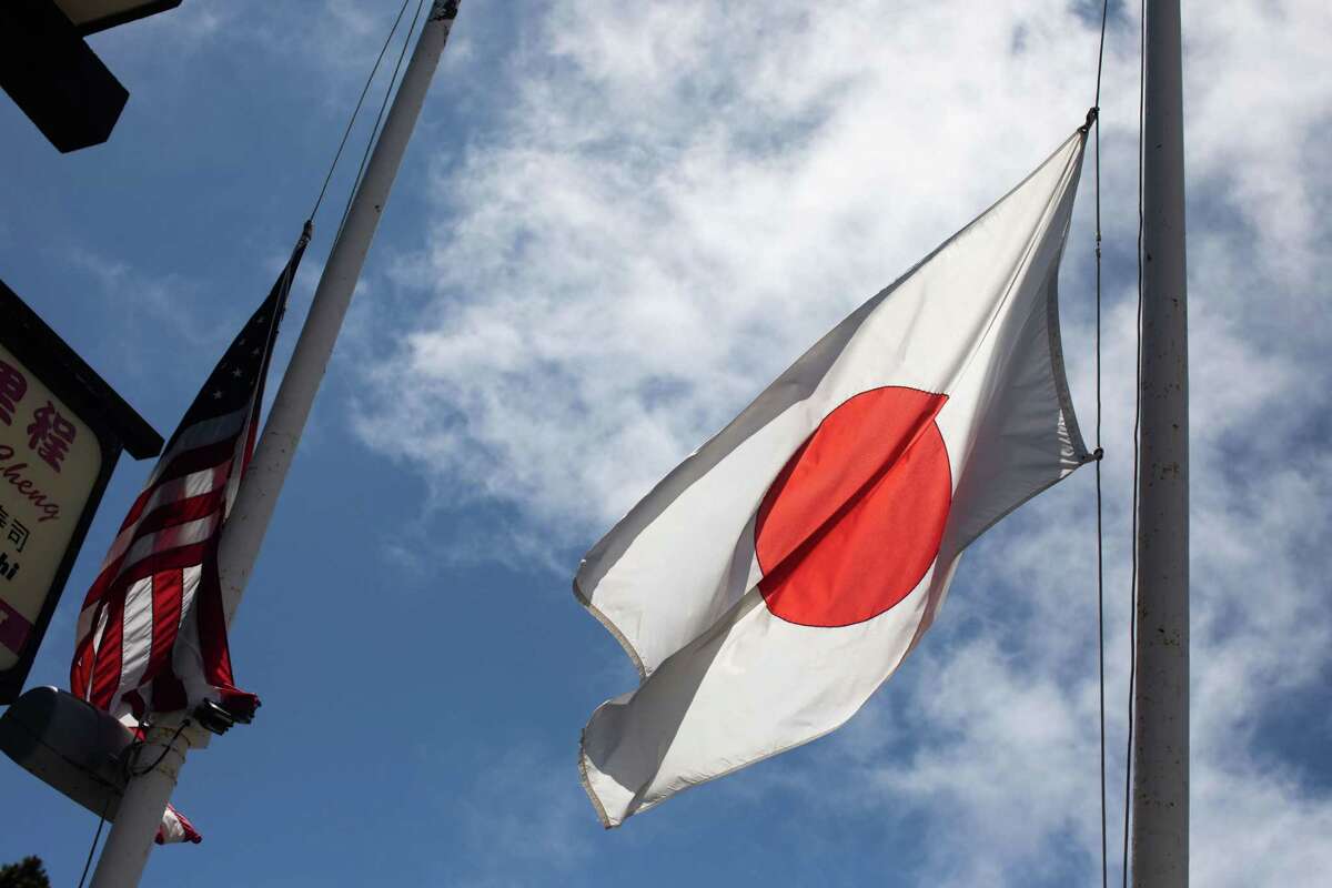 2022年7月8日，星期五，在加利福尼亚州旧金山的日本城和平广场，为前日本首相安倍晋三降半旗。前一天，安倍在日本奈良市的竞选活动中被枪杀。