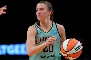 请收看Sabrina Ionescu在WNBA全明星赛上的表演