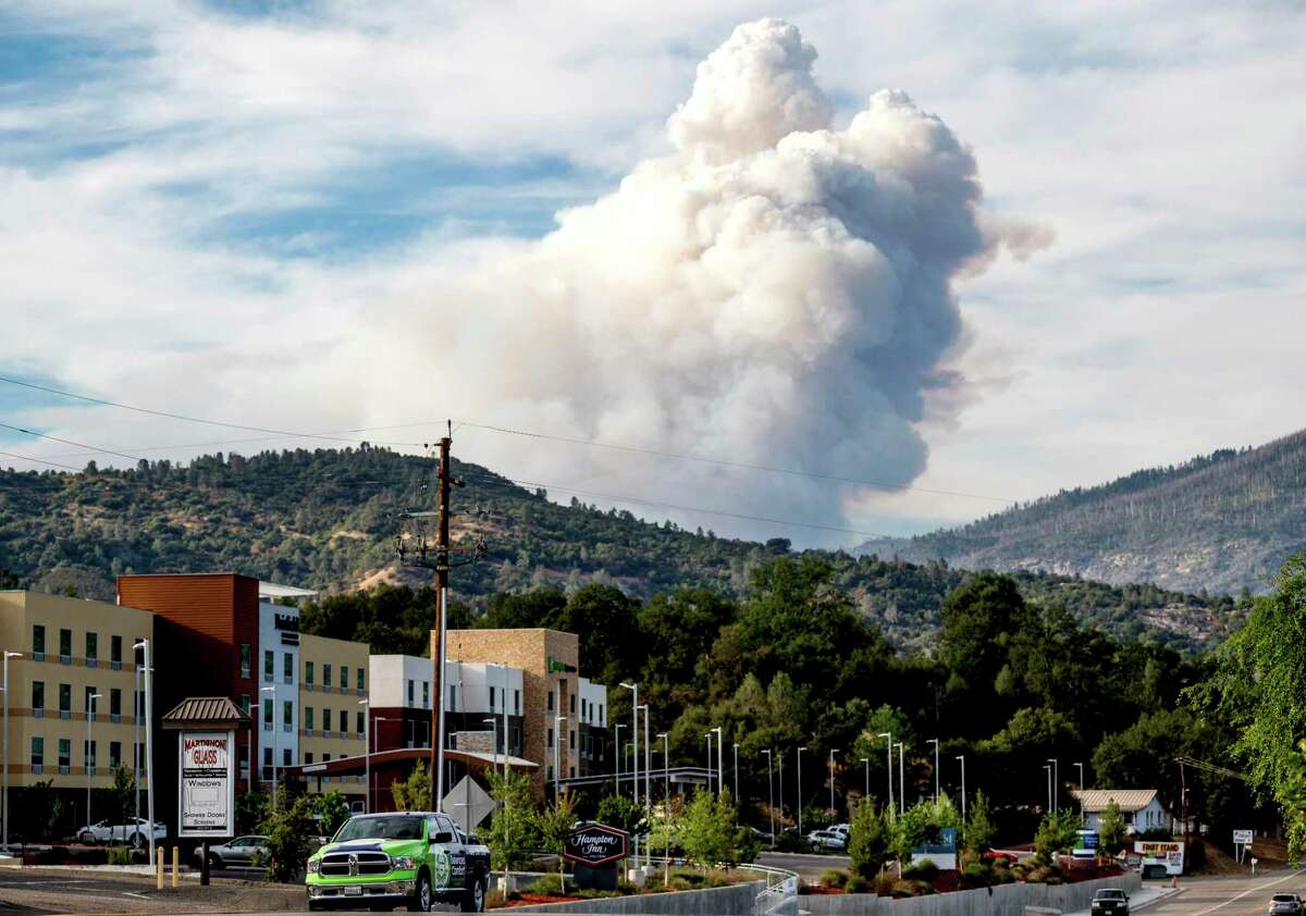Гледан от Оукхърст в окръг Мадера, Калифорния, струя се издига от пожара Уошбърн, горящ в Националния парк Йосемити в петък, 8 юли 2022 г.