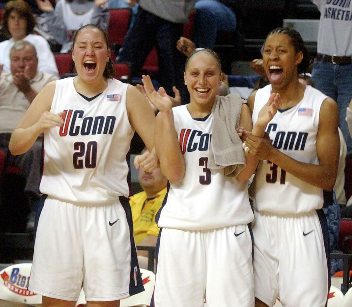 Morgan Valley (20) von UConn reagiert während eines Spiels im Jahr 2003 mit seinen Teamkollegen von der Bank.
