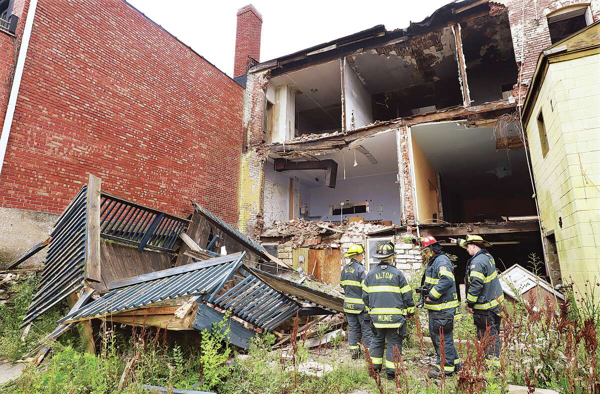 Building collapse reported in Alton