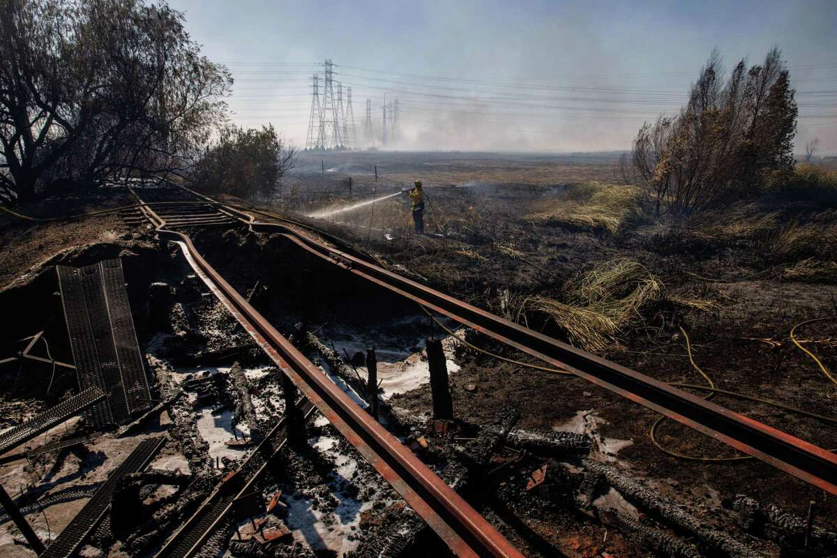 7月9日，在匹兹堡，康特拉科斯塔消防队员正在扑灭沼泽大火。