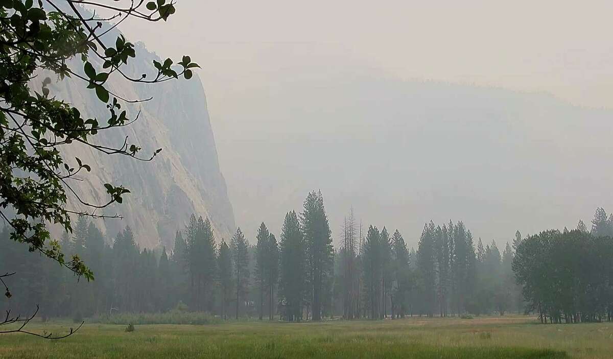 沃什伯恩大火产生的烟雾掩盖了半圆顶山(在这张照片中透过烟雾看不见)和约塞米蒂山谷的其他壮丽景色。