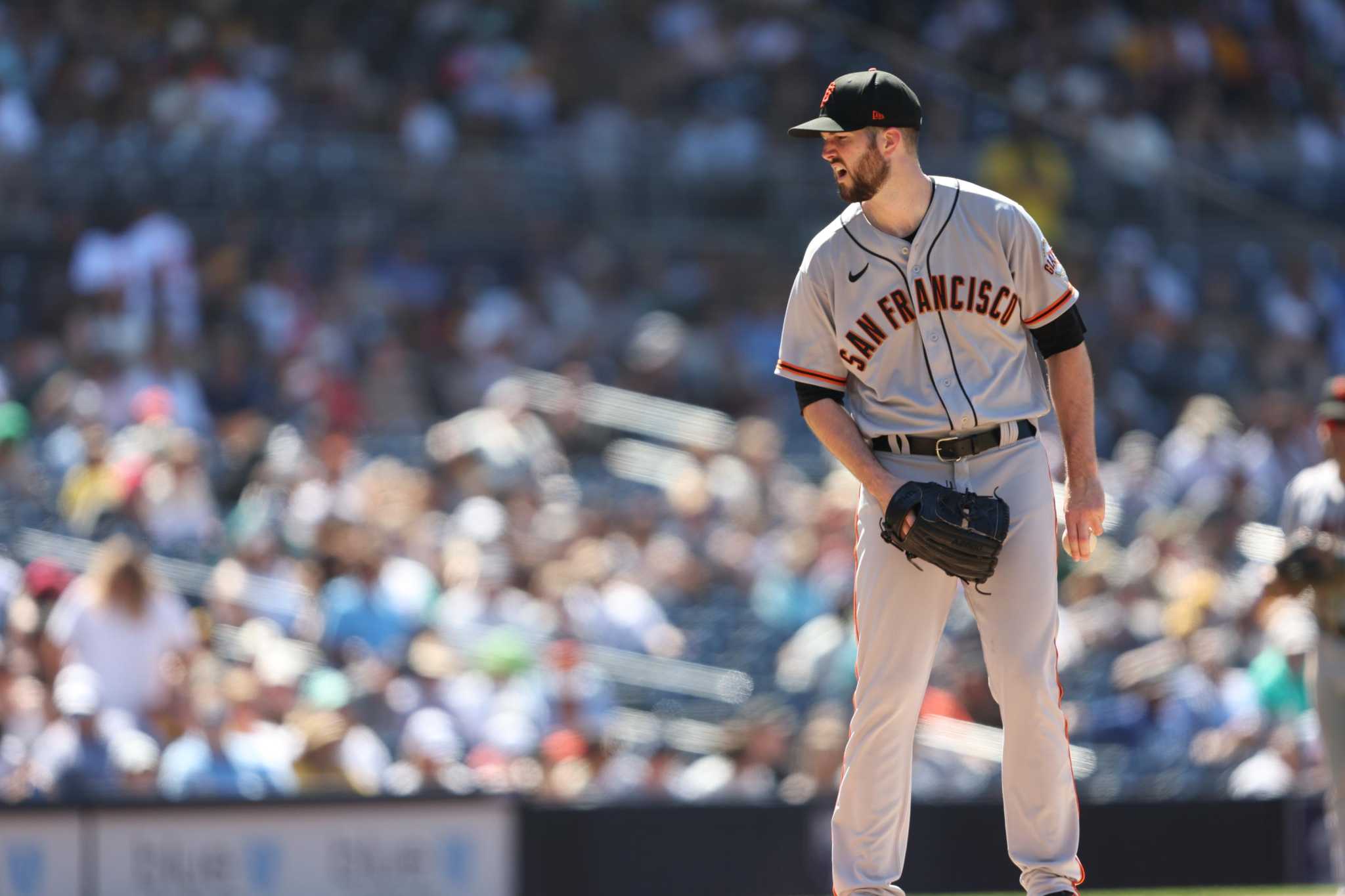 Padres offense erupts in victory over Giants