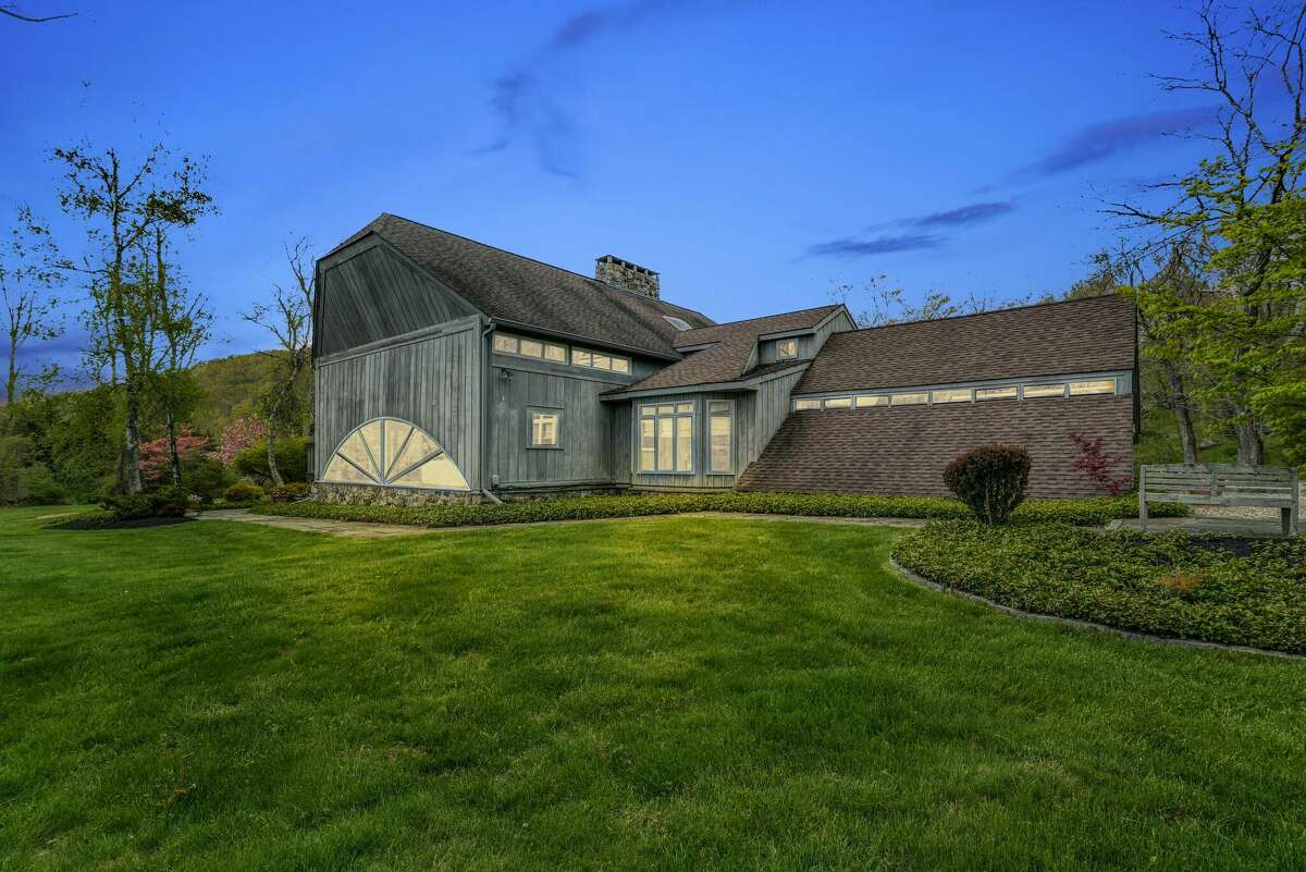 A home in New Fairfield, Conn. was built in a potato barn style by modernist architect Andrew Geller. 
