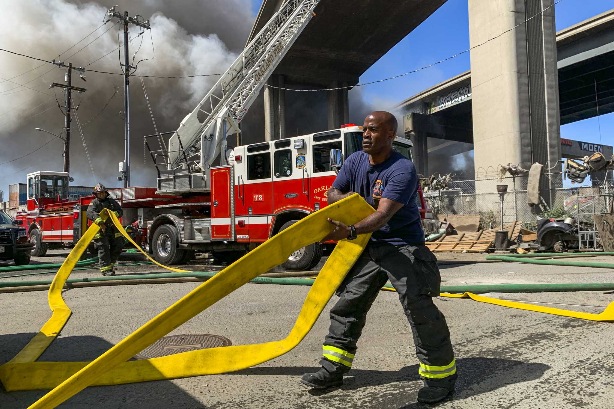 Fire burns cars, RVs at large encampment under I-880 in Oakland - San Francisco Chronicle