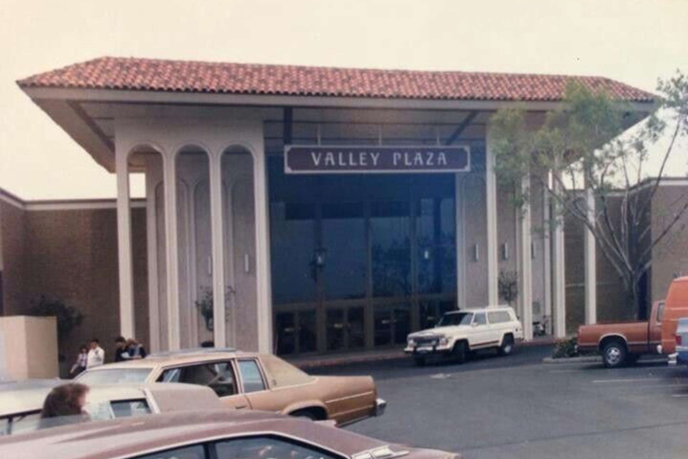 Bakersfield’s Valley Plaza thriving in the mall apocalypse
