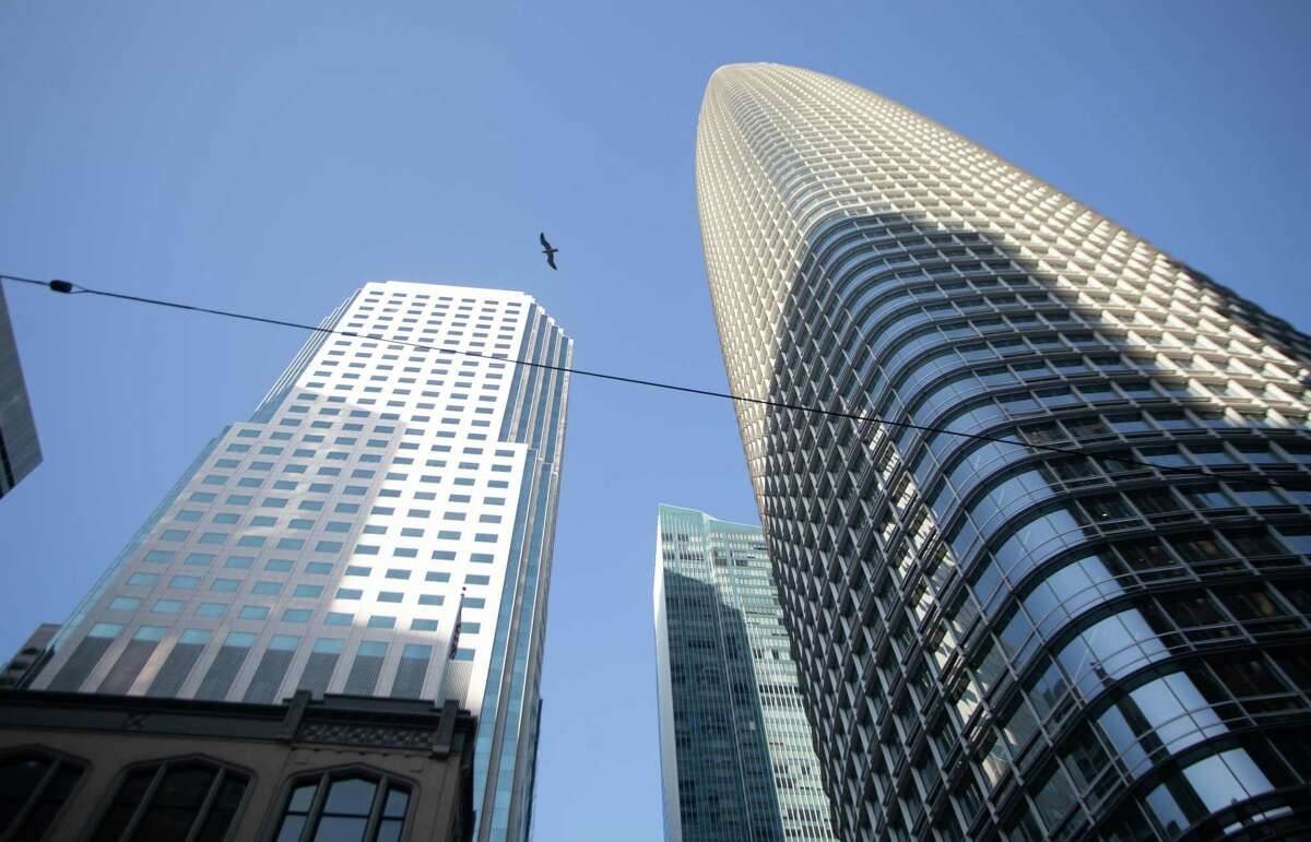 Salesforce West(左)和Salesforce Tower在旧金山金融区拔地而起。Salesforce将弗里蒙特街50号Salesforce West的40%的办公空间挂牌出租。