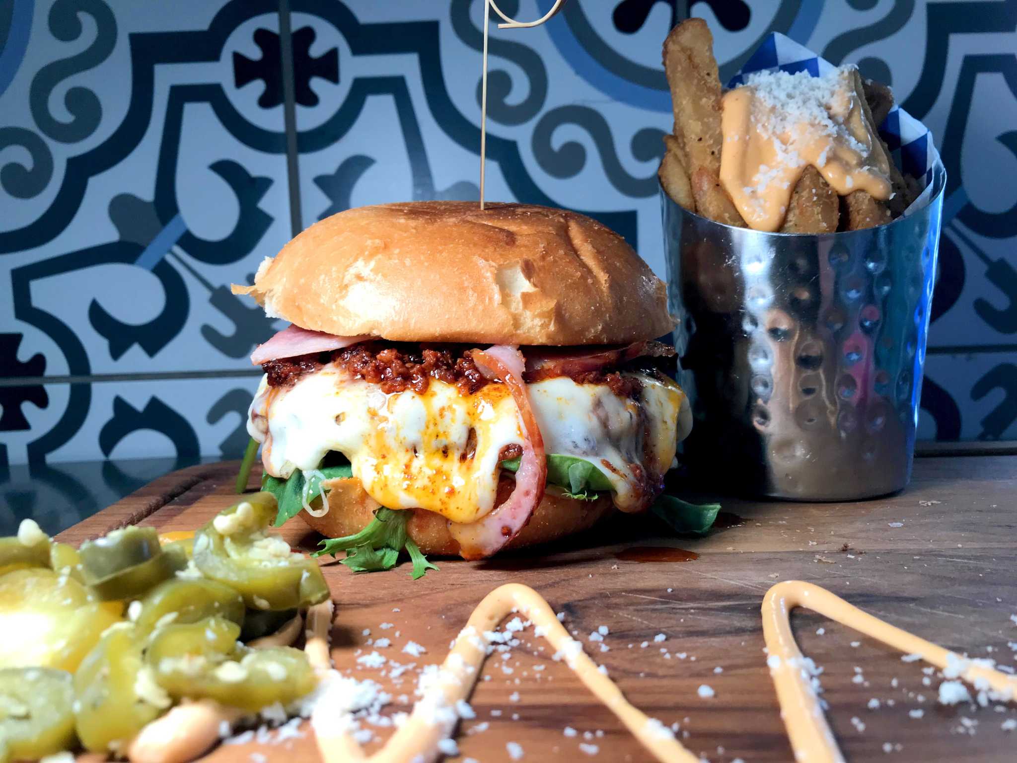 7 S.A. spots for great Mexican hamburguesas and salchiburgers - Vimarsana News
