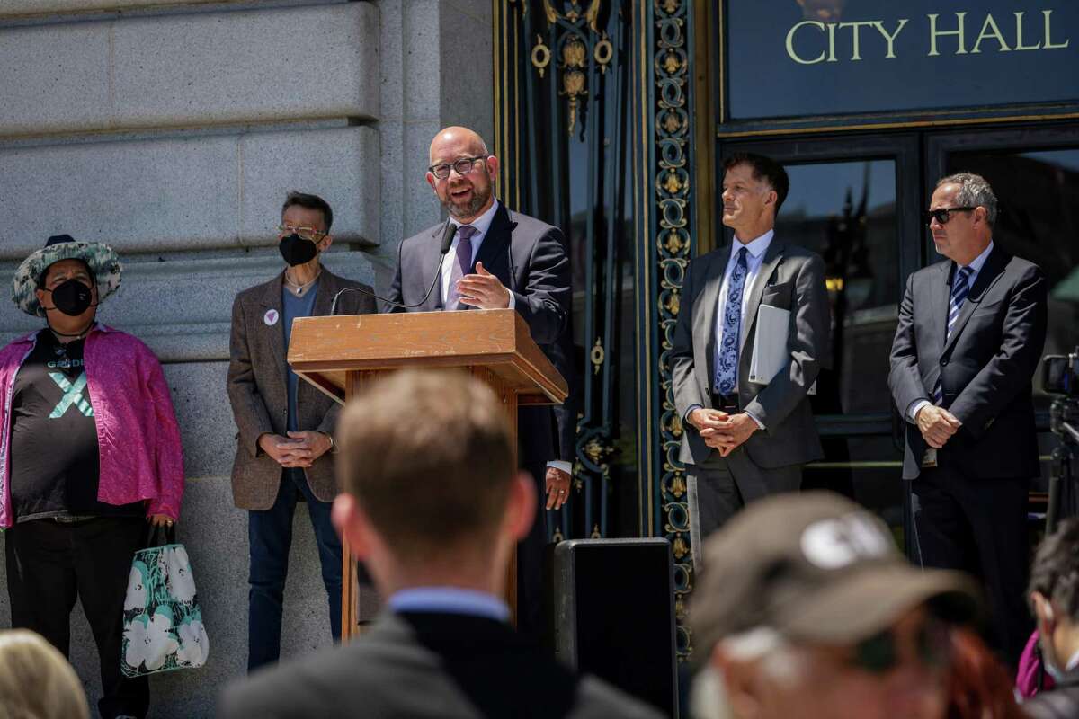 2022年7月12日，第八区主管拉斐尔·曼德尔曼在旧金山市政厅举行的新闻发布会上发表讲话。他呼吁对猴痘采取更积极的应对措施。