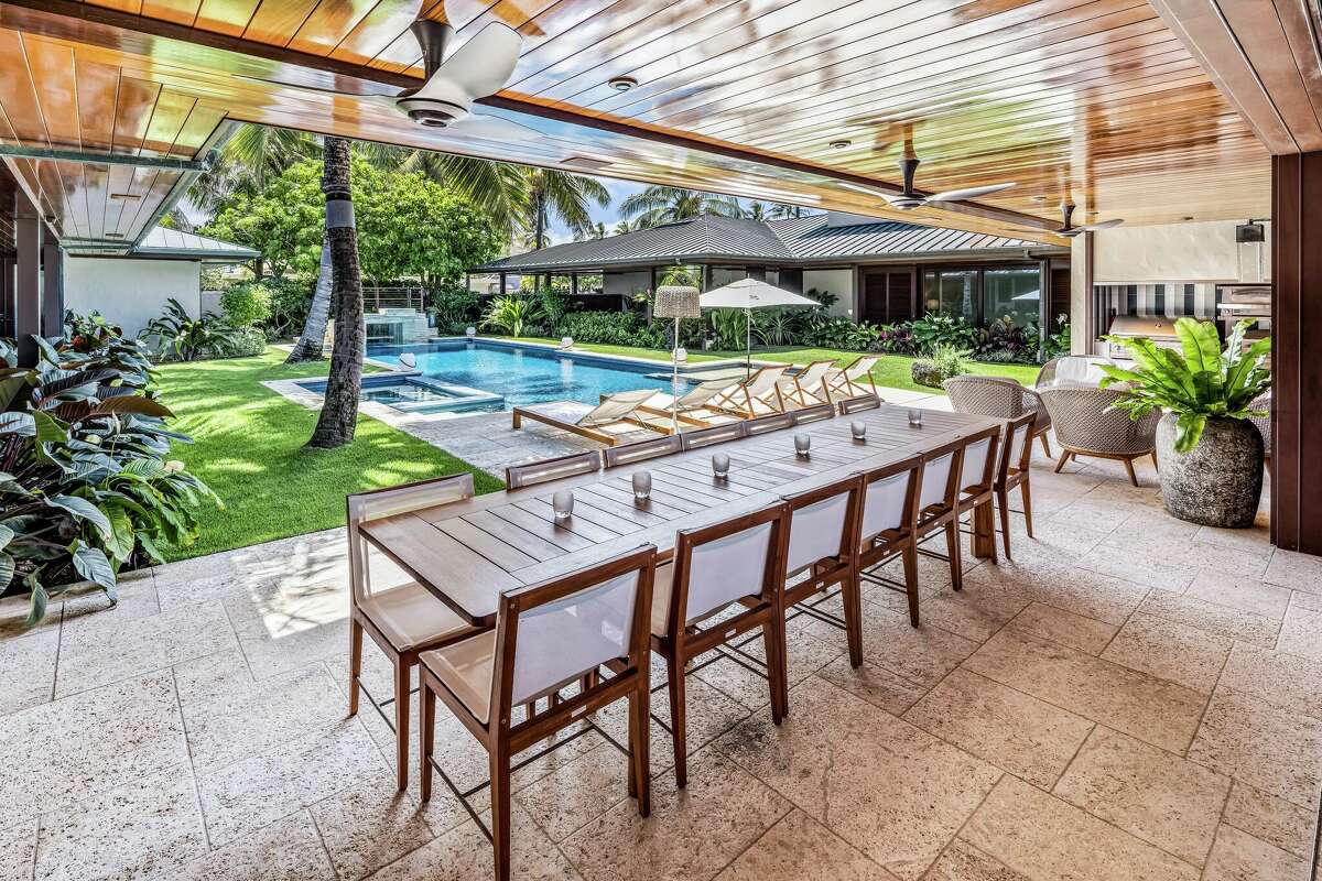 OpenFlow blends indoor living space with outdoor environment.