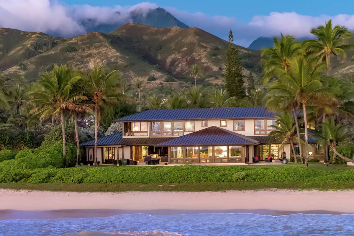 The property rests on 0.7 acre of Kailua Beach.