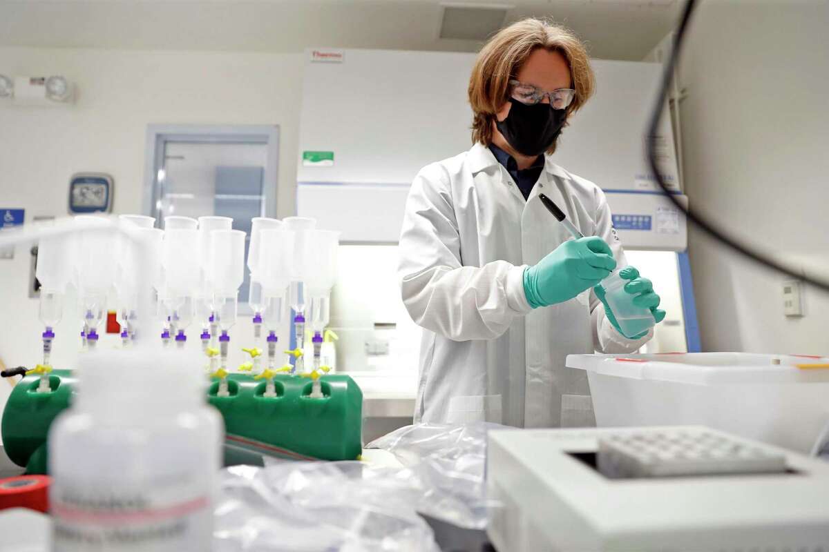 2020年10月29日星期四，加州大学伯克利分校希尔德布兰德大厅，实验室技术人员Justin Paluba与科学家团队一起改进和优化了一种快速、低成本的新技术，用于测试废水中SARS-CoV-2(导致COVID-19的病毒)。