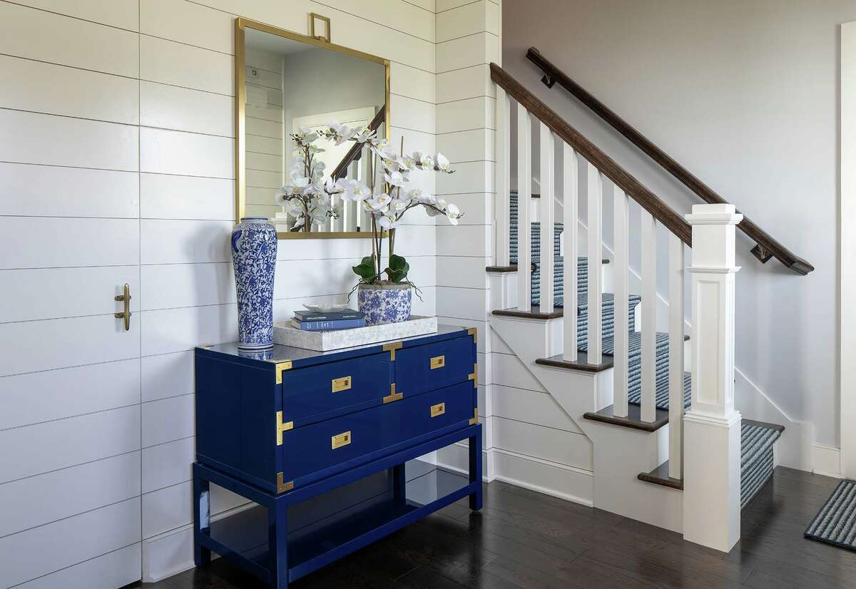 Deep ocean blue also features in the home’s main entryway.