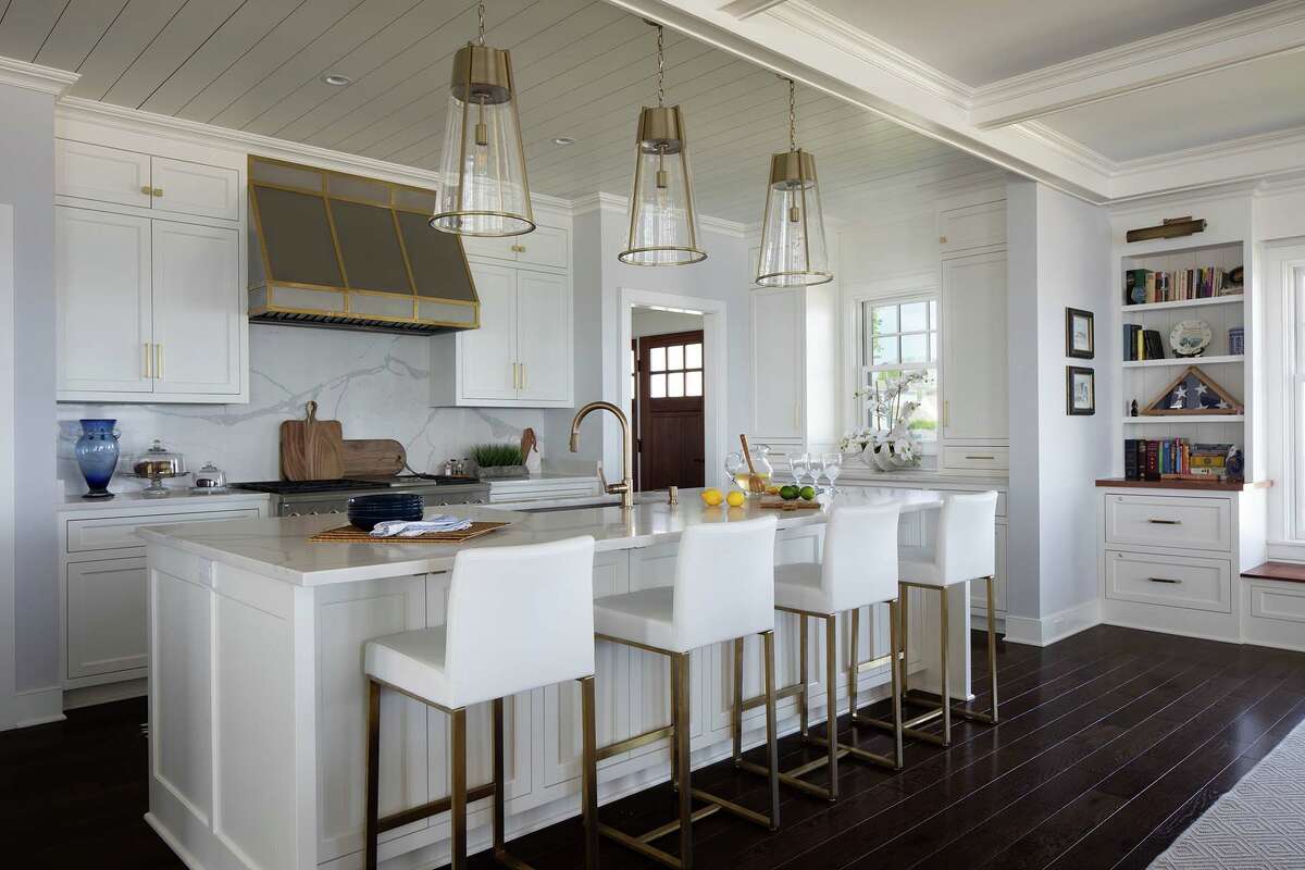 The kitchen’s color palette was kept simple and clean, with pops of metallics in the fixtures.