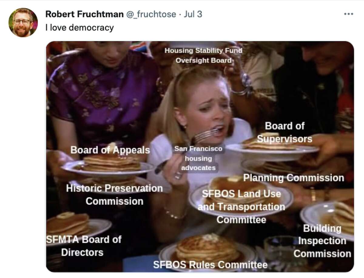 罗伯特·弗鲁奇特曼于2022年7月3日在推特上发布的一个表情包截图。