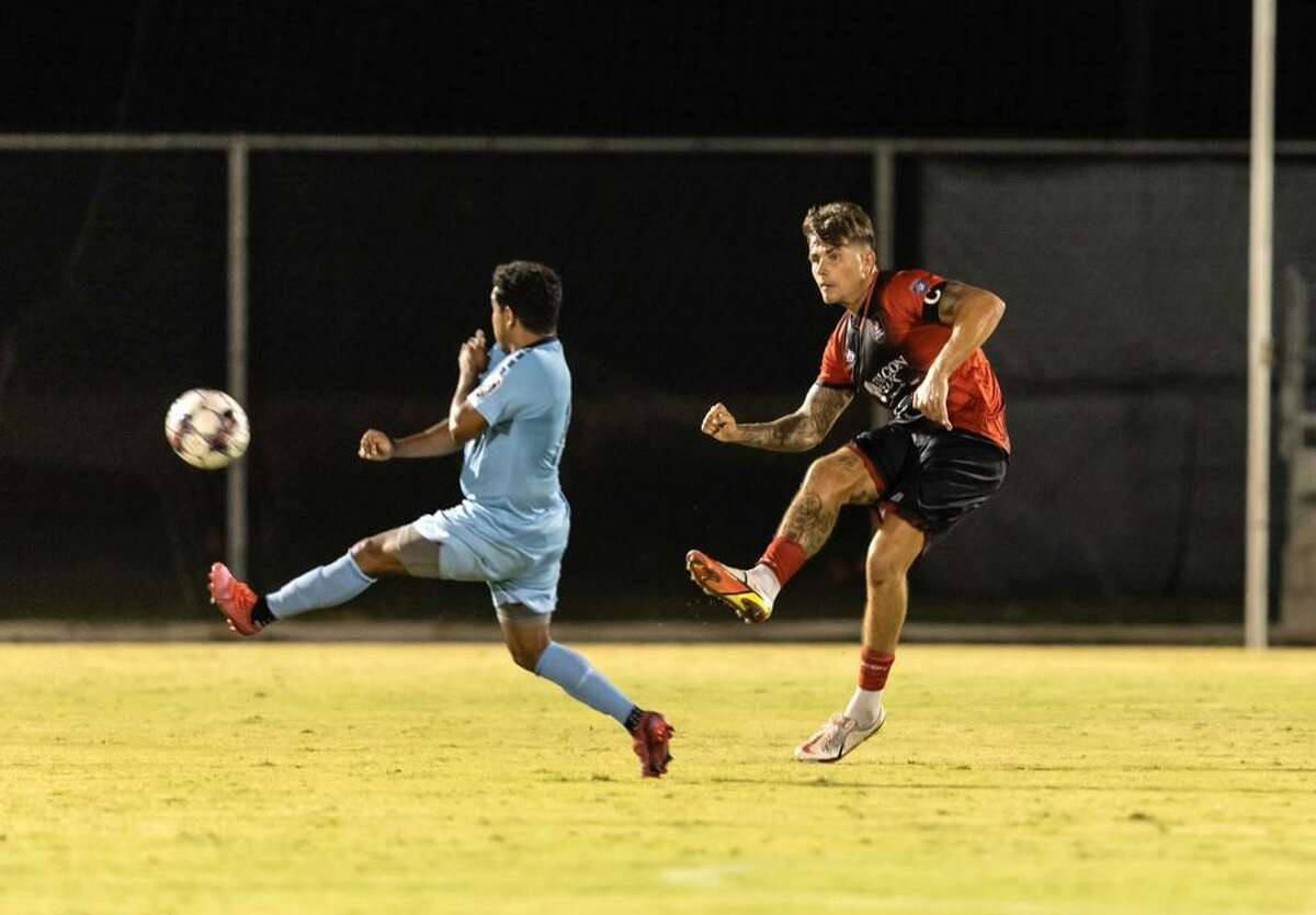 Laredo Heat captain Lews Wilson plays a pass during the Heat’s 0-0 draw against the Corinthians SC of San Antonio on July 9, 2022.