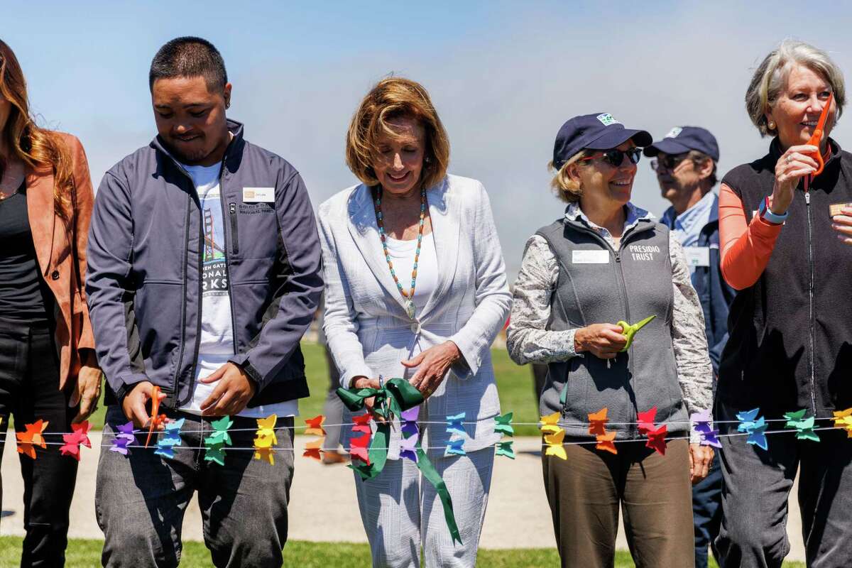 7月，美国众议院议长南希·佩洛西(中)正在纪念旧金山普雷西迪奥隧道的开通。