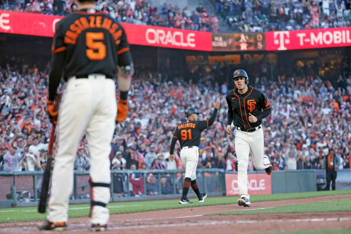 Bases-loaded balk in 8th helps Giants edge Brewers 2-1 - The San Diego  Union-Tribune