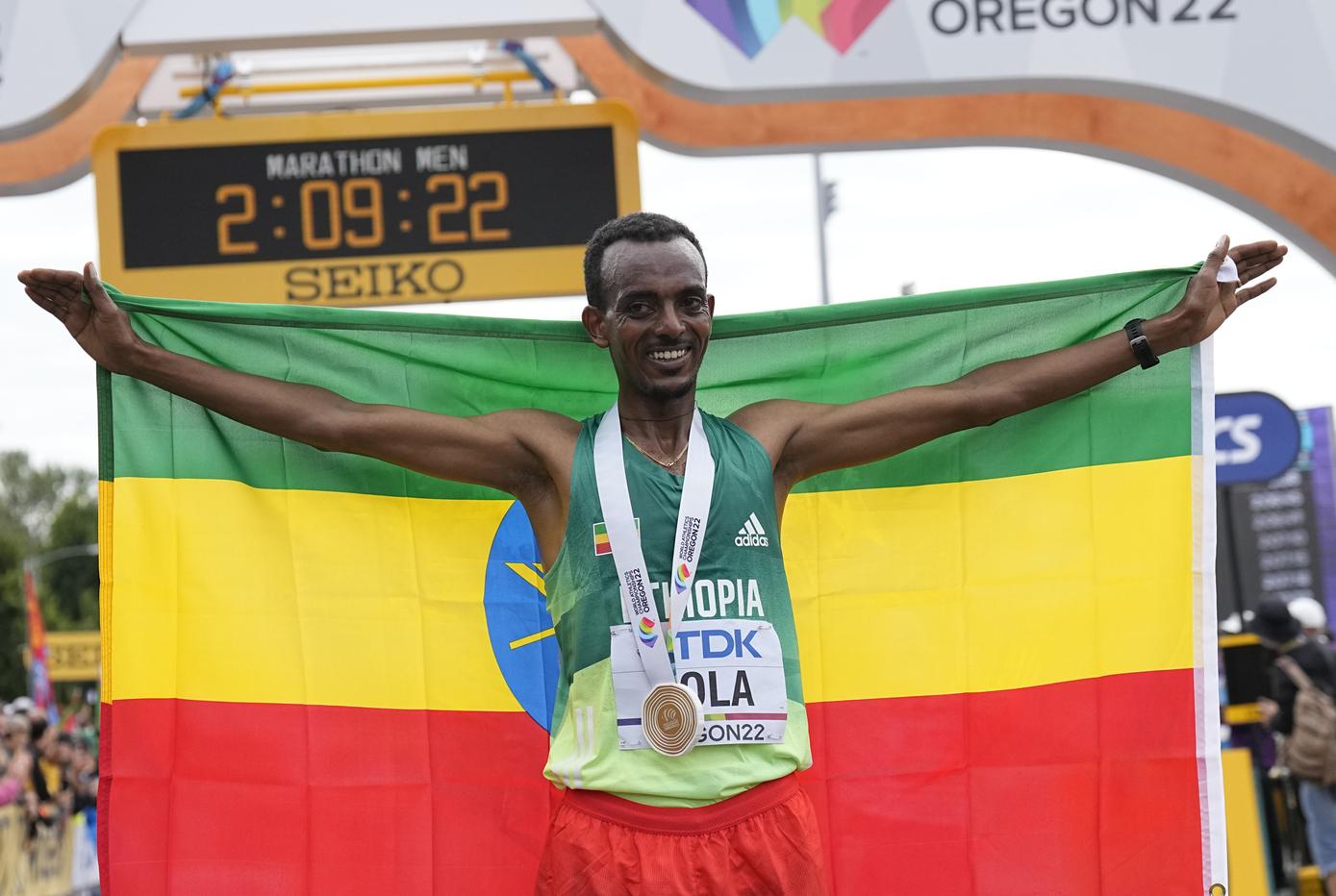 Tamirat Tola Leads Ethiopian 1-2, as Cam Levins Smashes Canadian Record at World  Championships Marathon 