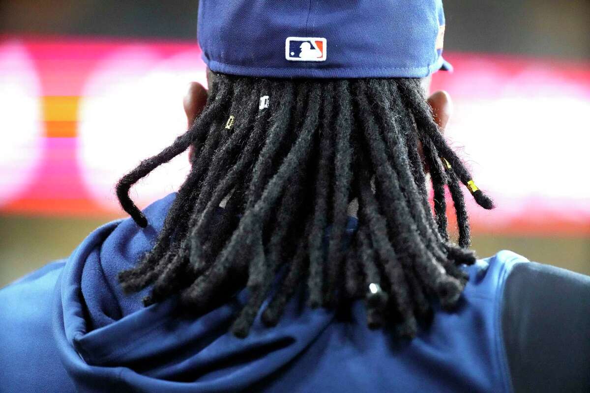 Is this man Valdez pitching with fake locs in his head? - Andrew