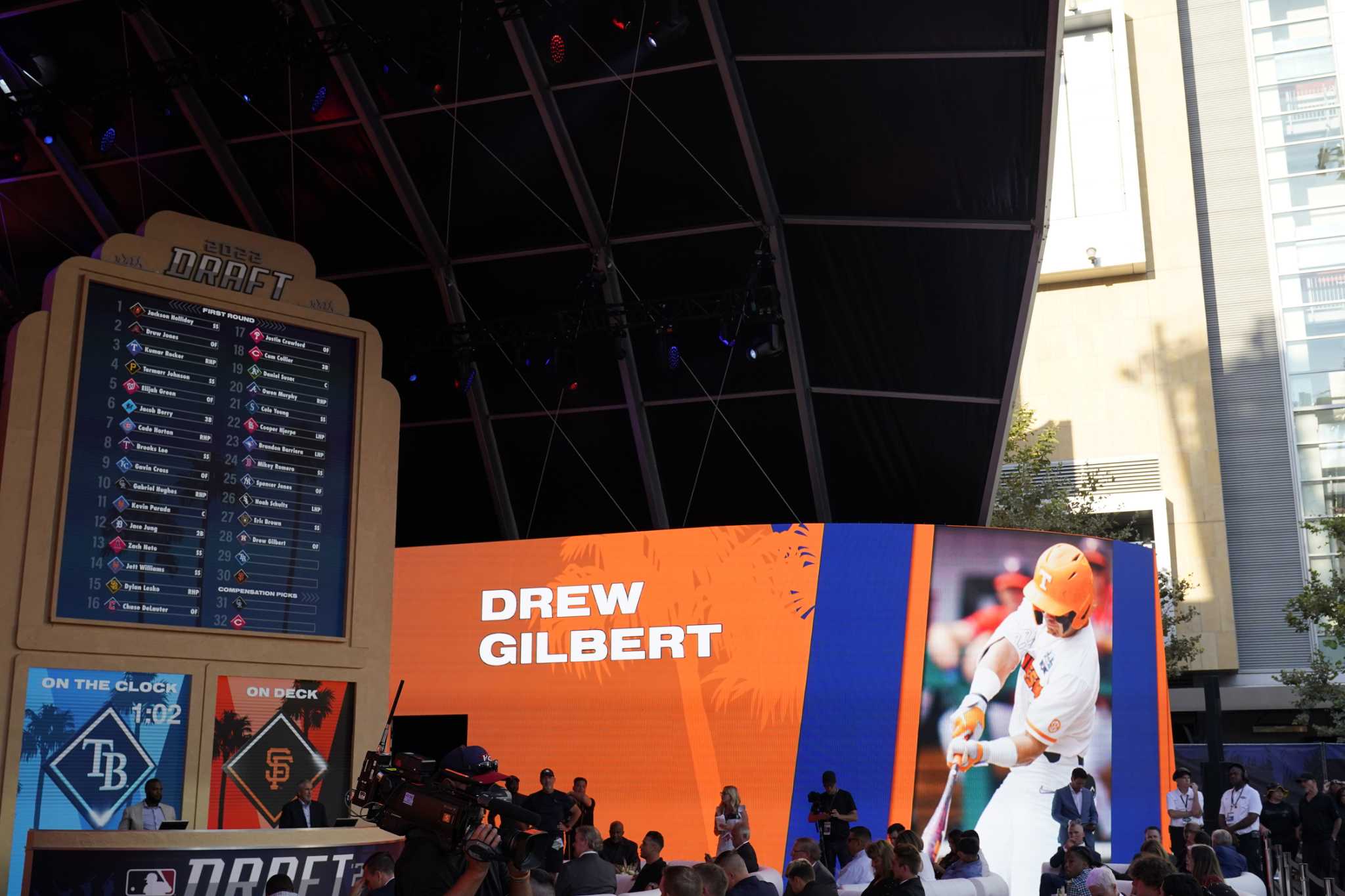 Former Vols baseball star Drew Gilbert delivers terrific 'nonchalant' bat  flip - A to Z Sports