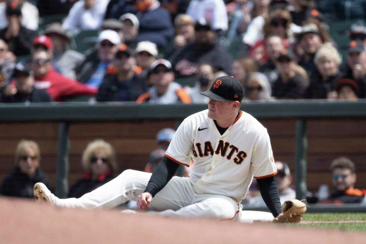 Giants get awful update on Brandon Belt right before playoffs