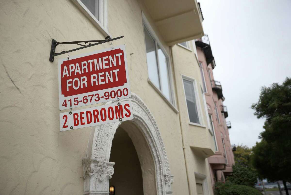 A “for rent” sign posted in front of an apartment building in San Francisco in 2021. The city and entire Bay Area are seeing rents drop.