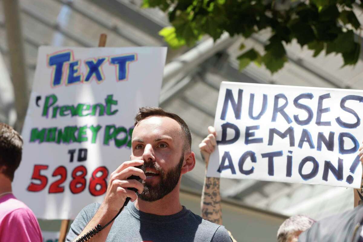本月，汤姆·坦普拉诺在旧金山联邦大楼外的抗议活动中要求美国卫生与公众服务部加紧分发猴痘疫苗。