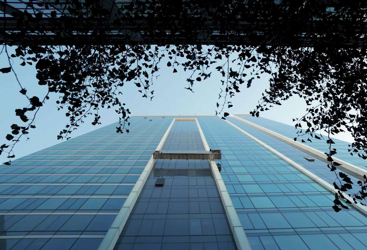 Window washers clean the outside of the new residential 33 Tehama building near the new Transbay terminal in San Francisco, Calif., on Sunday, December 17, 2017.