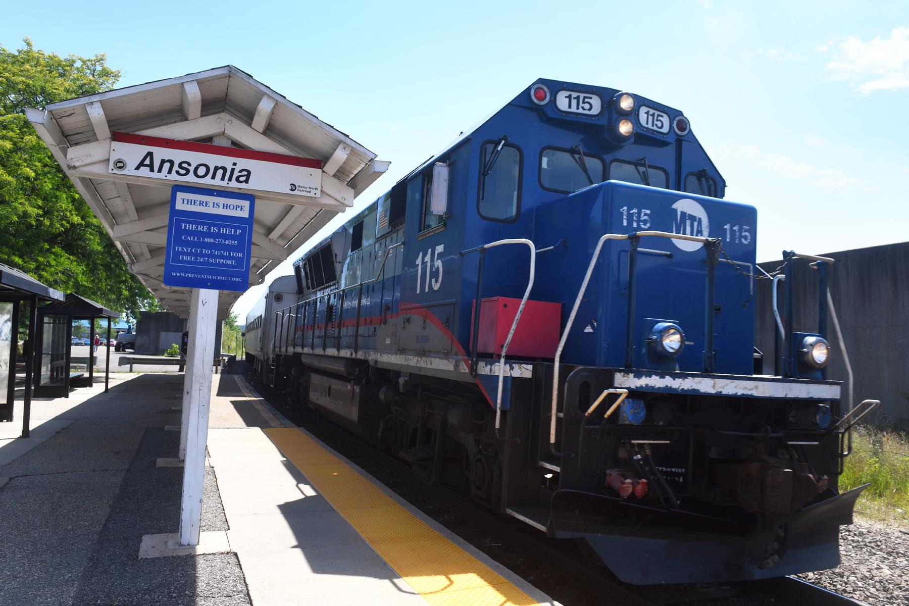 Officials: 10 Hurt In Waterbury Metro-North Train Crash