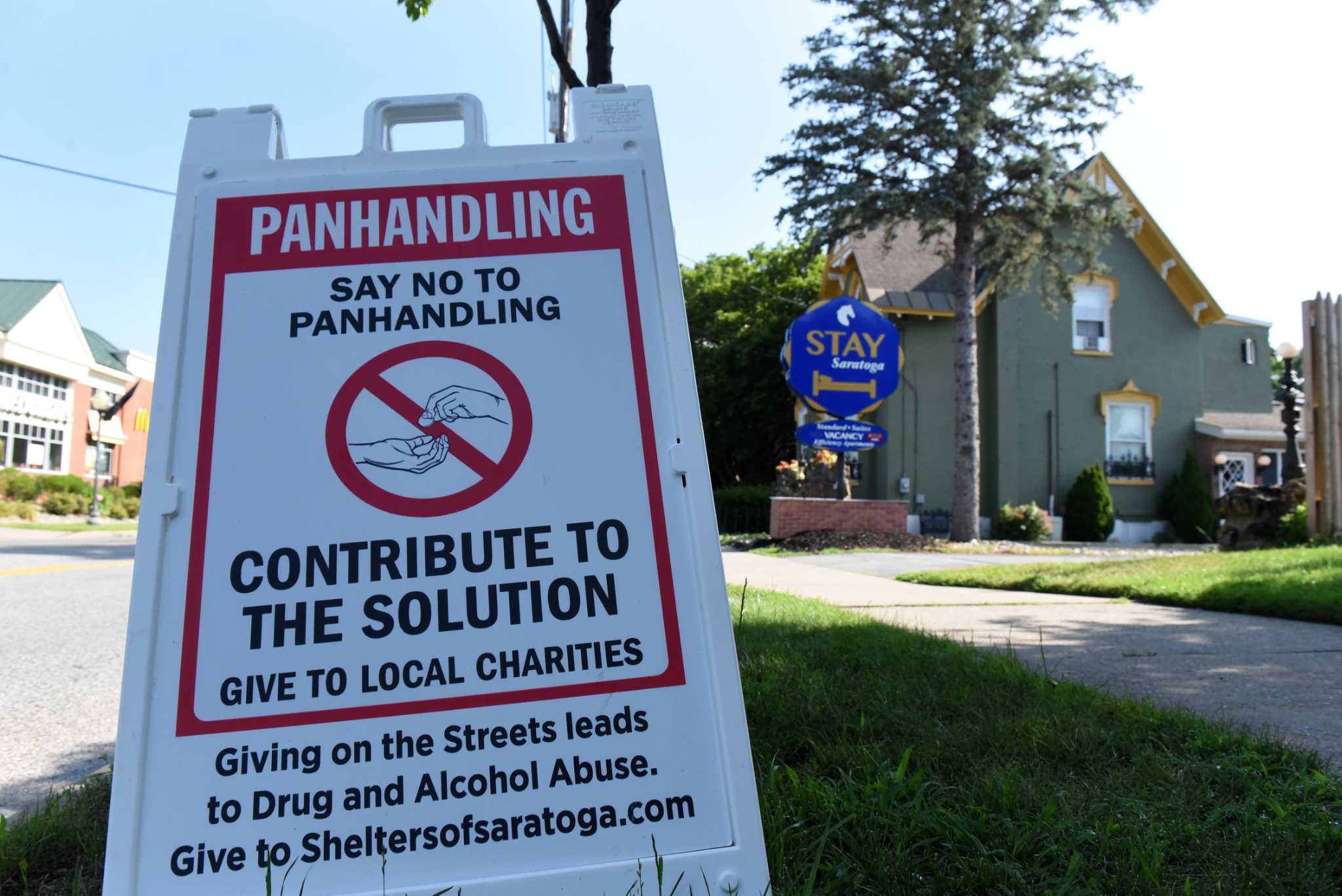 Saratoga hotel owner puts up sign protesting panhandlers - Vimarsana News
