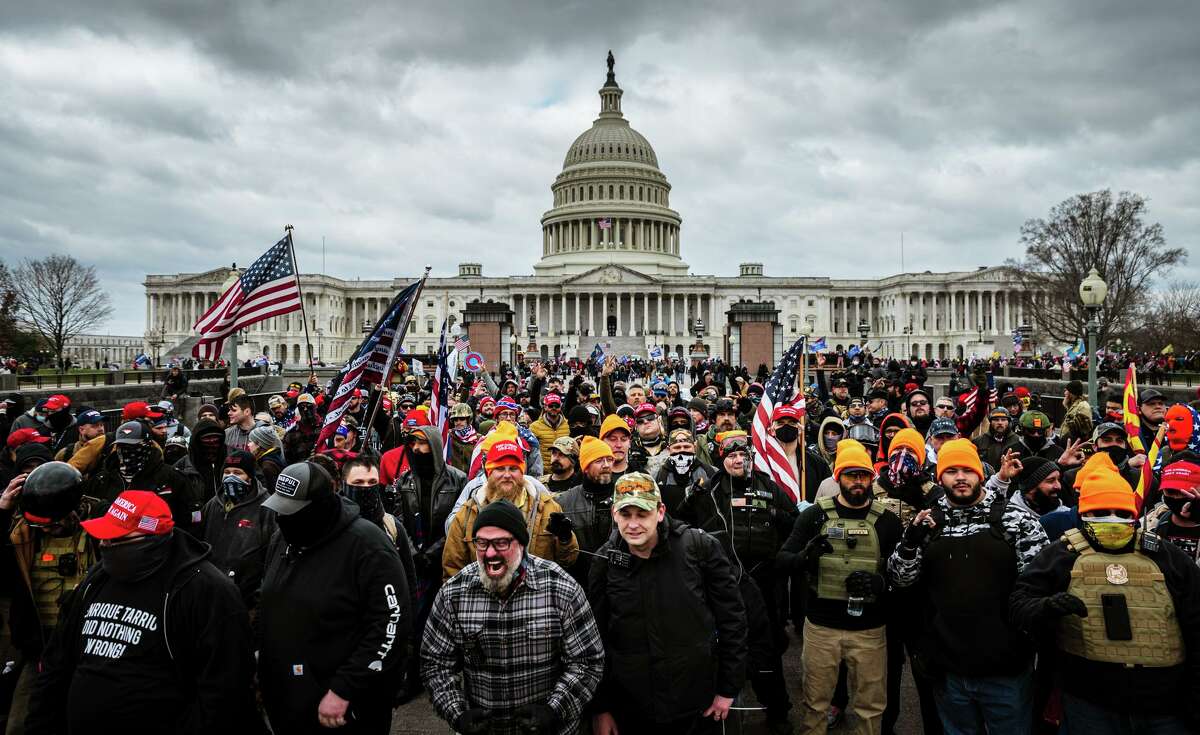 Pro-Trump抗议者聚集在美国国会大厦前的1月6日,2021年,在华盛顿特区