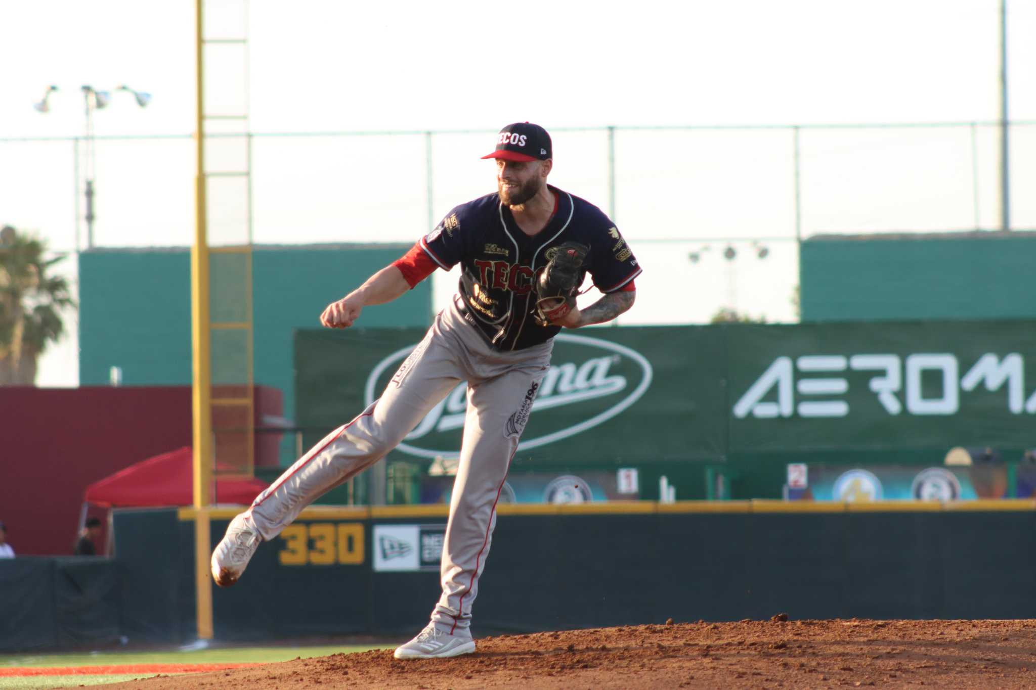 Los Toros start the season with solid pitching but lose to Las Estrellas