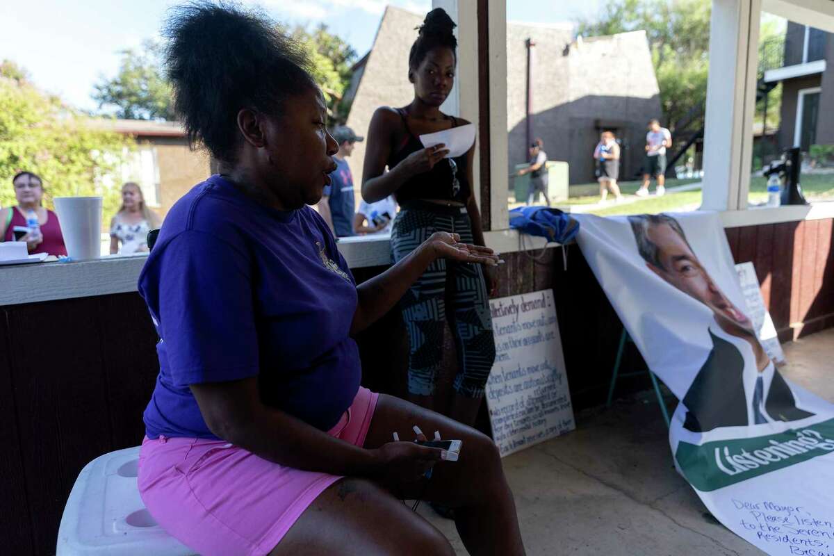 Tenants of troubled Seven Oaks Apartments want mayor to step in