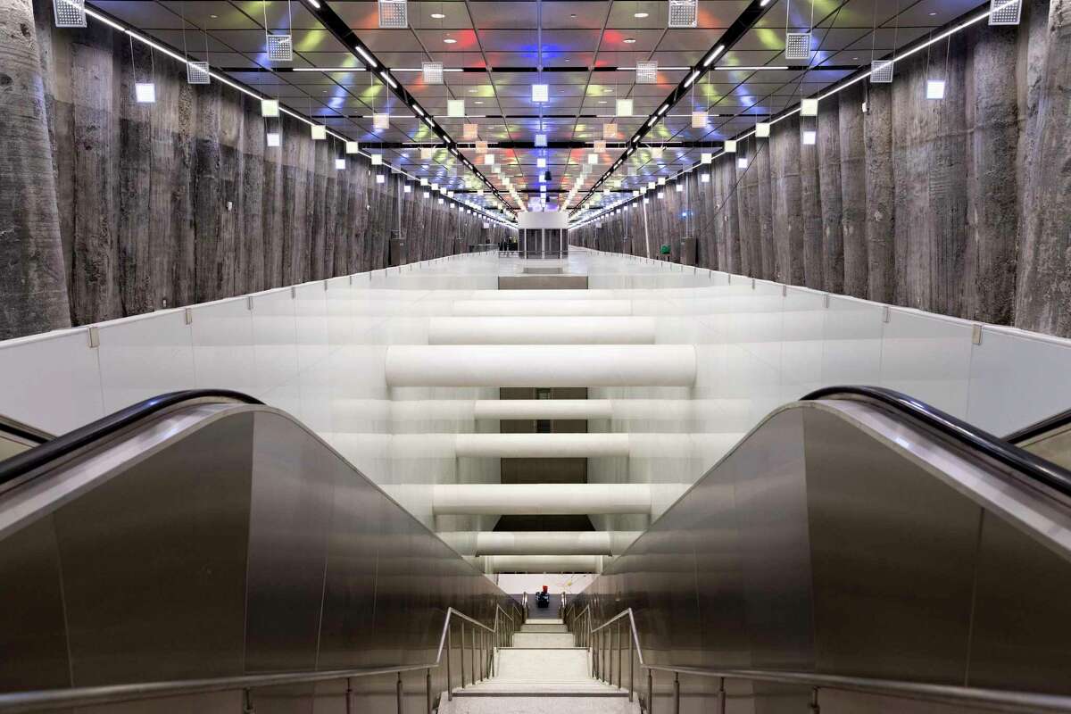 长长的自动扶梯通向旧金山联合广场新建的中央地铁MUNI站的月台。