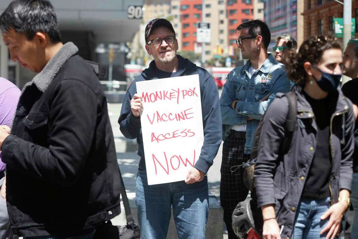 旧金山的Brian Springfield于2022年7月18日星期一在旧金山联邦大楼外，与Alice B. Toklas LGBTQ民主俱乐部、Harvey Milk LGBTQ民主俱乐部和其他人一起举着一个写有“立即获得猴痘疫苗”的标语，要求美国卫生与公众服务部加紧猴痘疫苗的供应分发。