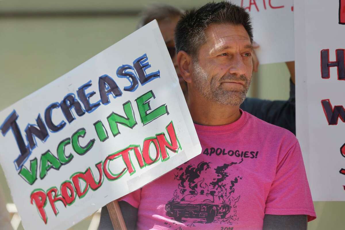 在旧金山联邦大楼外的抗议活动中，哈维米尔克LGBTQ民主俱乐部的迈克尔·罗佩特举着一个标语，敦促增加猴痘疫苗的生产。