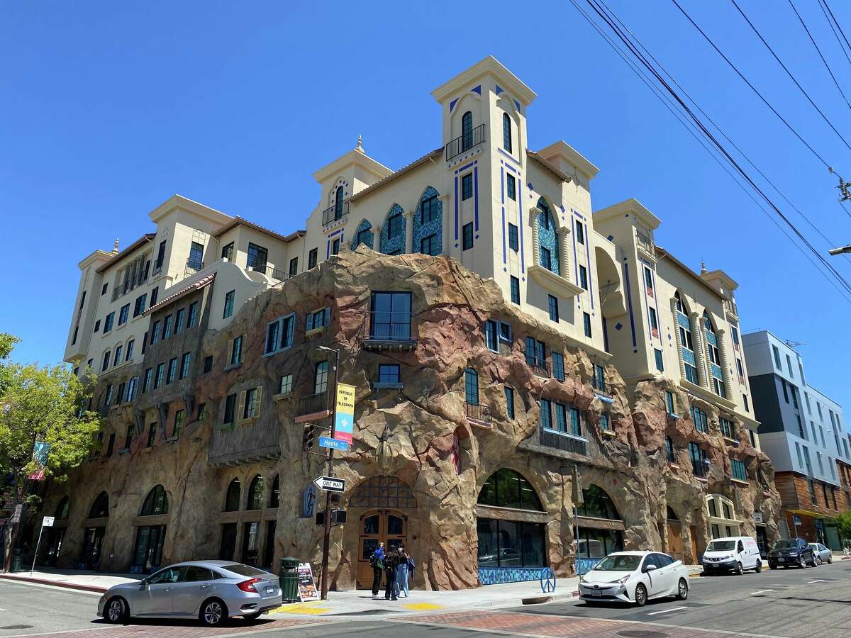 Funky Berkeley apartment complex sells for 112 million in allcash deal