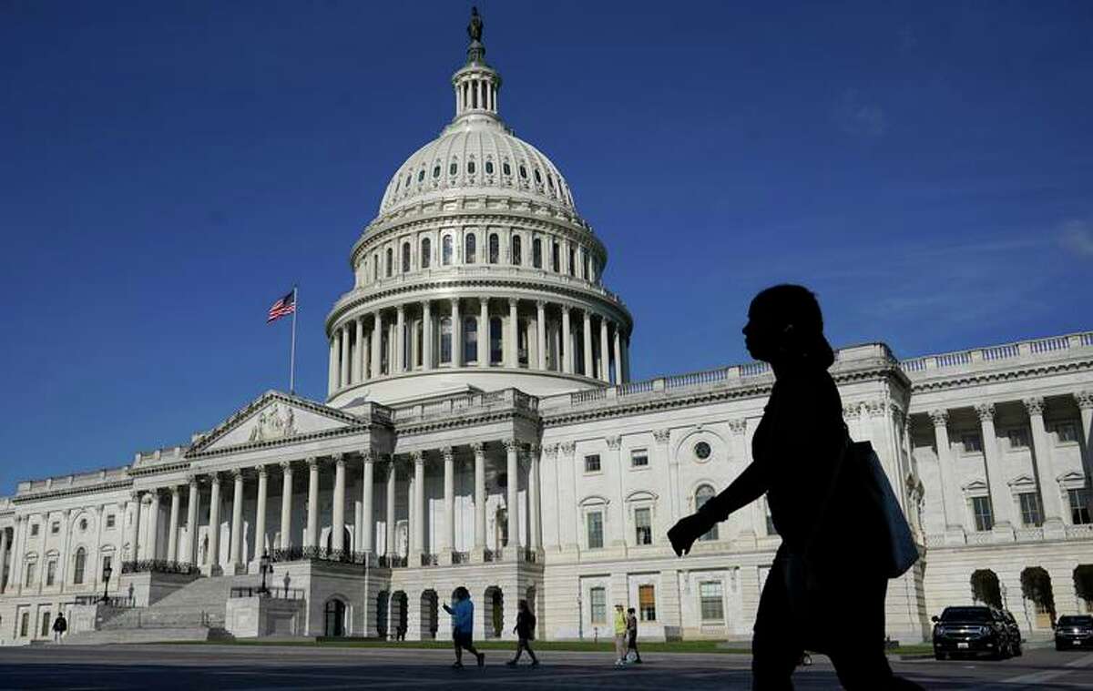 2022年6月9日，人们走在华盛顿特区的美国国会大厦外。