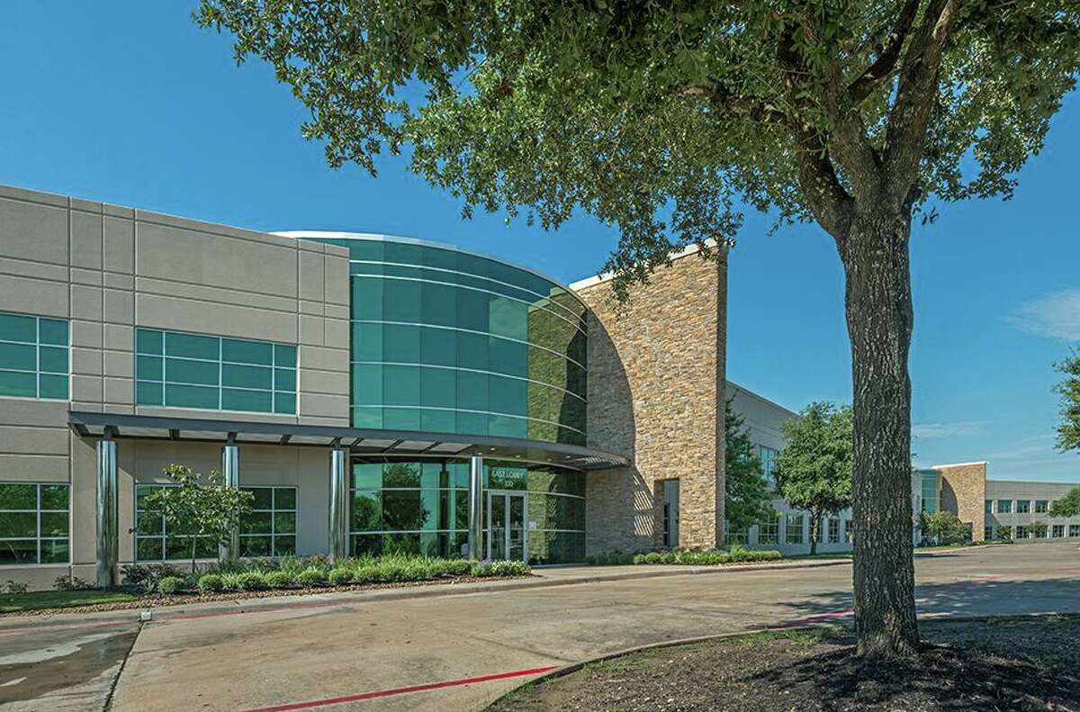 A Houston-based private investment group acquired the Oak Park Office Center II building at 6380 Rogerdale in Westchase. JLL Capital Markets represented the seller, Office Properties Income Trust.