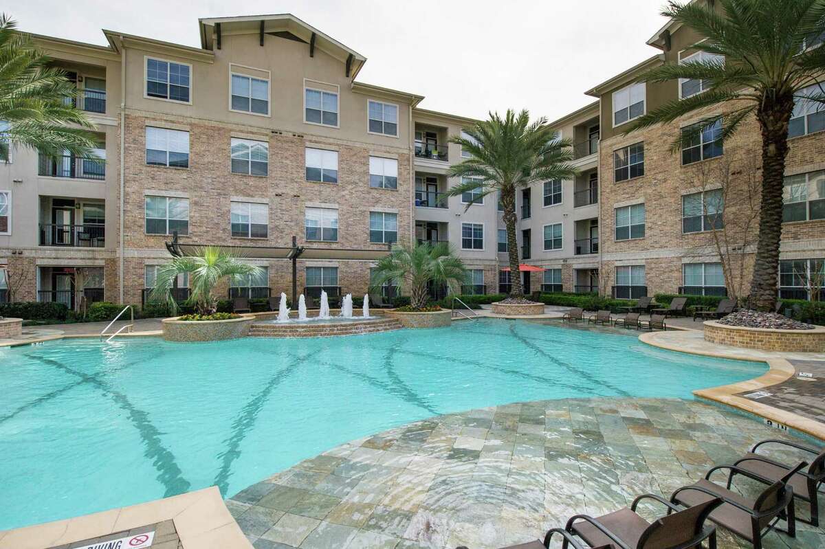DLP Capital and Avid Realty Partners purchased 7 Square, a 402-unit apartment complex at 7777 Katy Freeway. Walker & Dunlop brokered the sale.