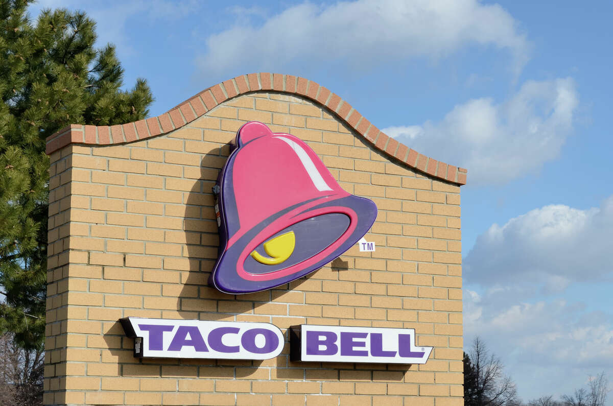 Two Taco Bell customers say they sustained serious burns when a manager at a Dallas store poured scalding water on them as they complained about an incomplete order, a lawsuit claims.