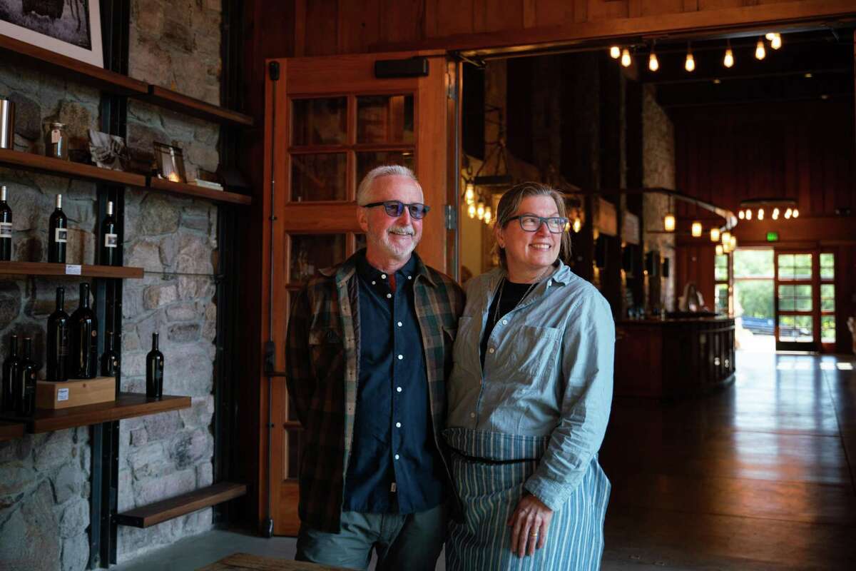 罗伯特·辛斯基和玛丽亚·赫尔姆·辛斯基在纳帕的品酒室里。他们最近将基本品鉴的价格从50美元提高到了65美元。