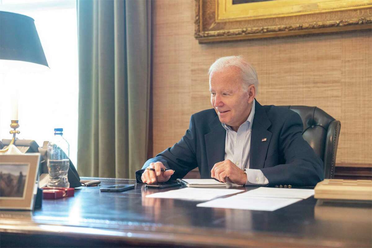 En esta fotografía proporcionada por la Casa Blanca, el presidente Joe Biden habla con el senador demócrata Bob Casey por vía telefónica desde la residencia presidencial, el jueves 21 de julio de 2022, en Washington.
