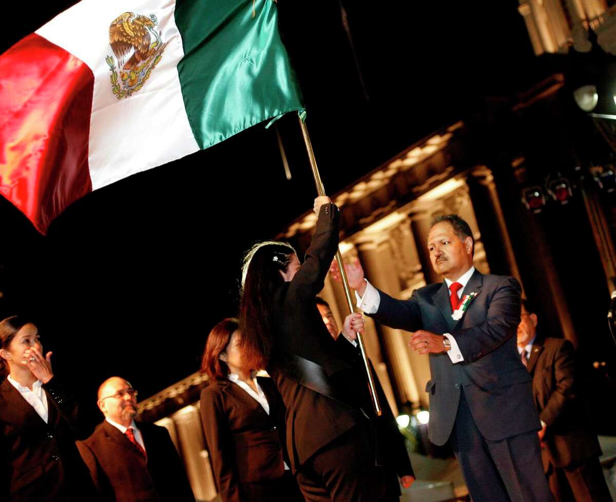 2008年，前墨西哥驻旧金山总领事菲利克斯·科罗娜(Felix Corona)在“父爱节”(Fiestas Patrias)庆祝活动开始时接受墨西哥国旗。