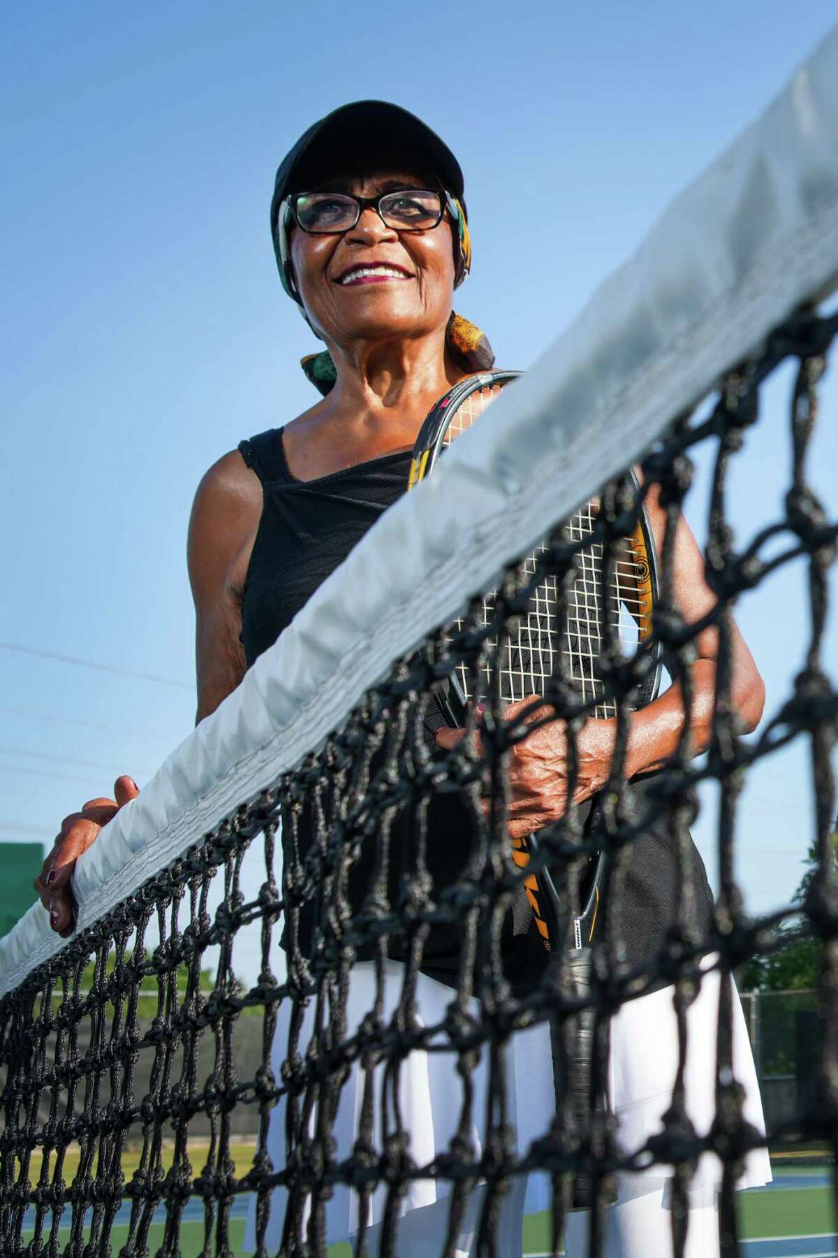 Venola Jolley 于 2022 年 6 月 20 日星期一在休斯顿的 Cunningham Creek 娱乐中心的网球场上摆姿势拍照。