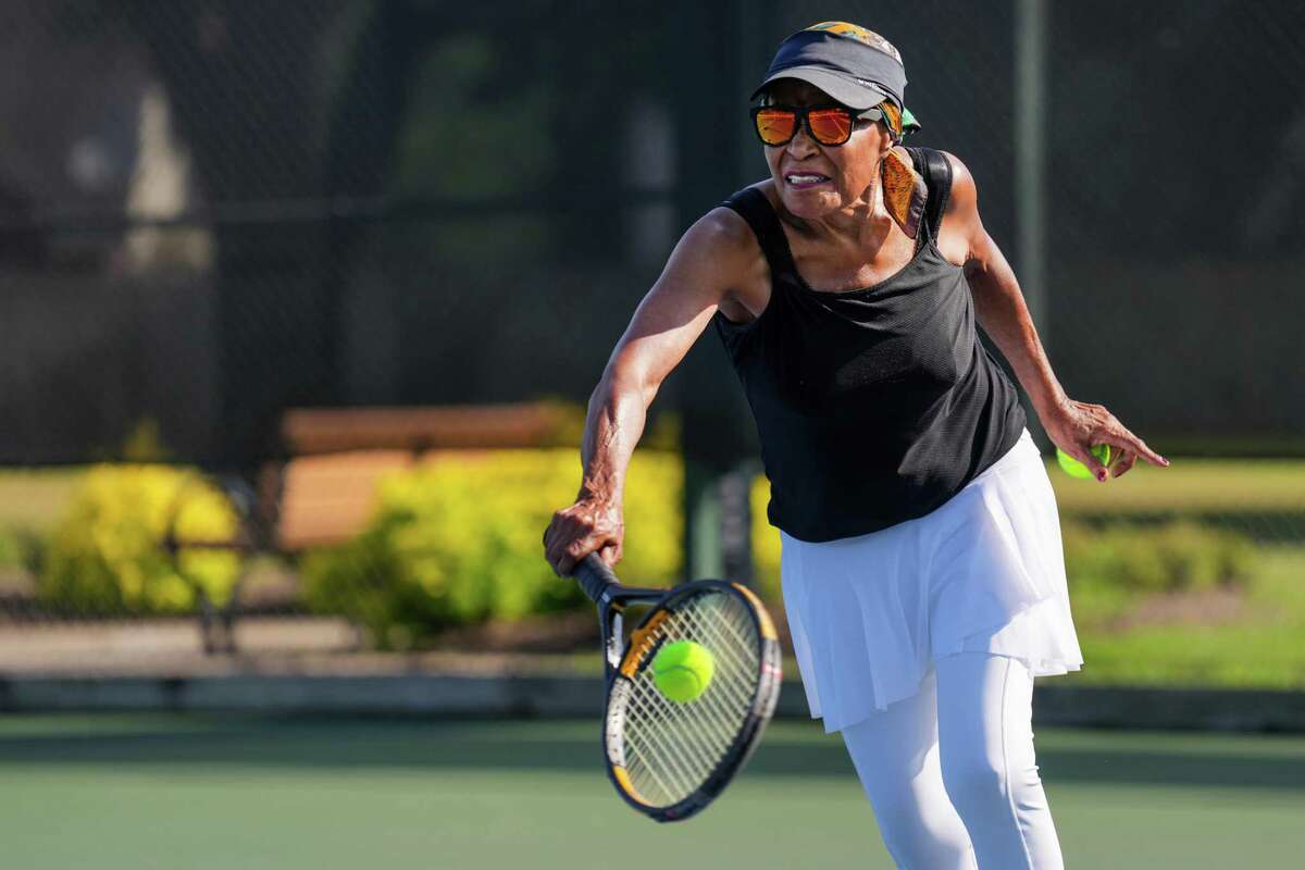 Venola Jolley 于 2022 年 6 月 20 日星期一在休斯顿的 Cunningham Creek 娱乐中心与朋友们在网球场上打网球。