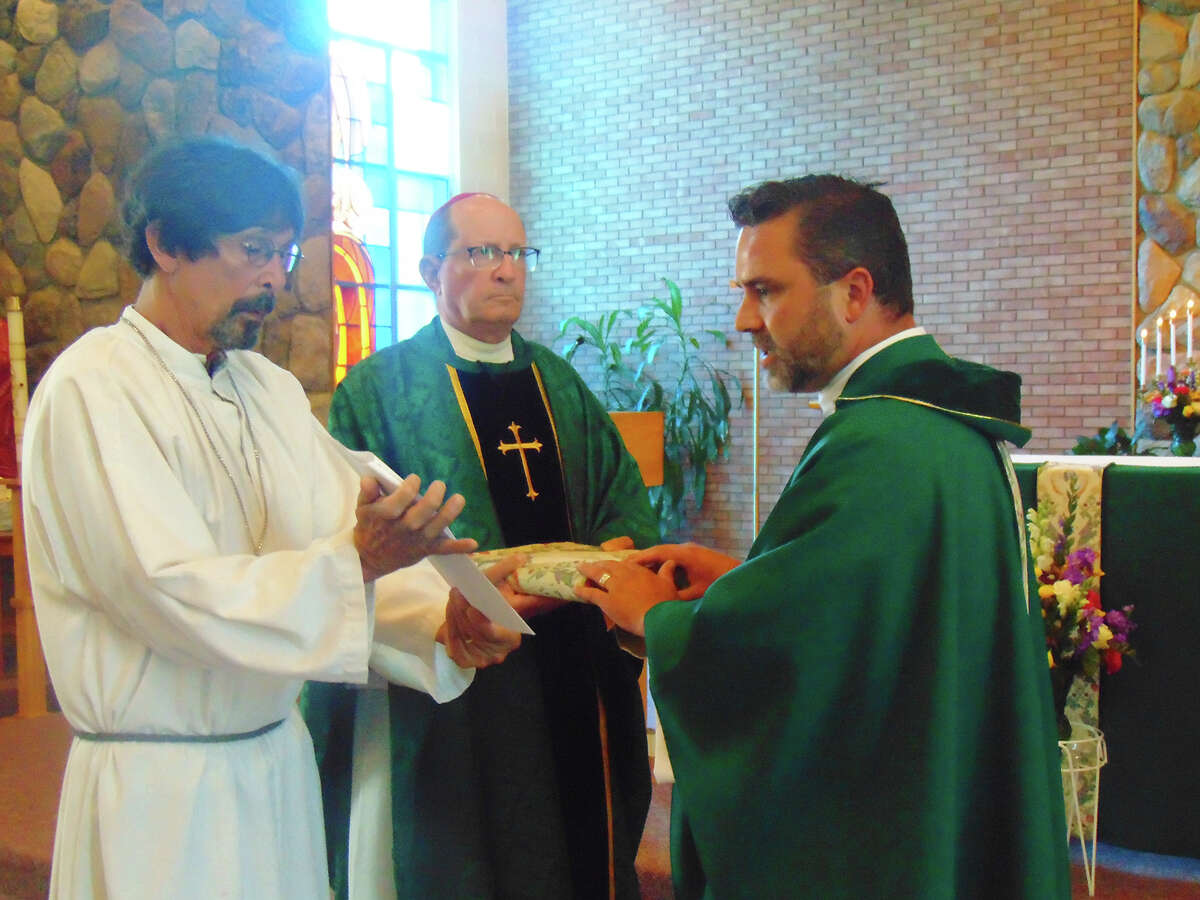 Bishop Walkowiak installs Fr. Matt Barnum at St. Ann-St. Ignatius, St ...