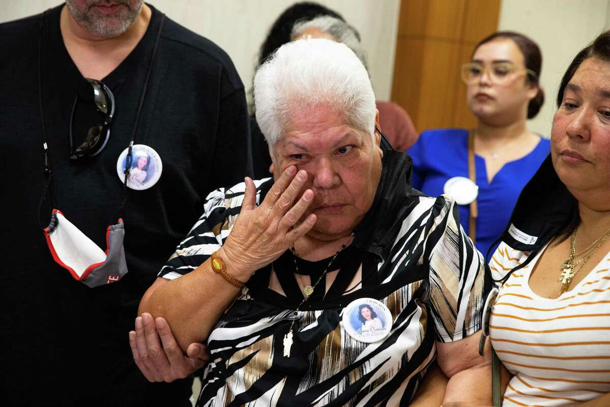 Graciela Quinones, the mother of Jessica Quinones, wipes away tears after Judge Natalia Cornelio did not set an execution date for death row inmate Arthur Brown, who in 1992 killed several people during a drug bust, Monday, July 25, 2022, in Harris.  County Criminal Courts at Law in Houston.  A jury convicted Brown the following year in the deaths of Jose Tovar, 32;  Jessica Quinones, 19, who was seven months pregnant;  Frank Farias, 17;  and their 21-year-old neighbor, Audrey Brown.